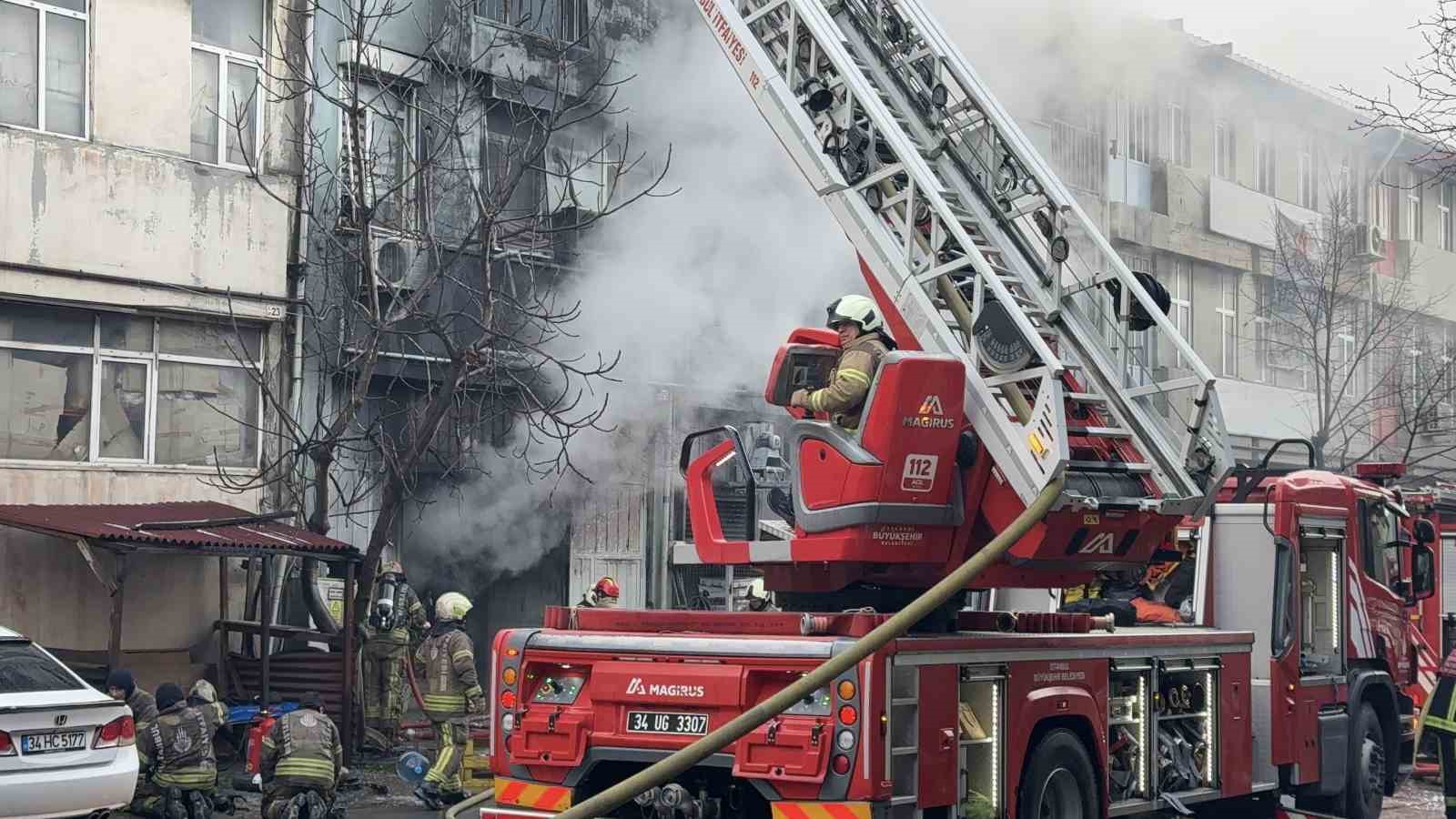 İstanbul’da kauçuk imalathanesinden alevler yükseldi