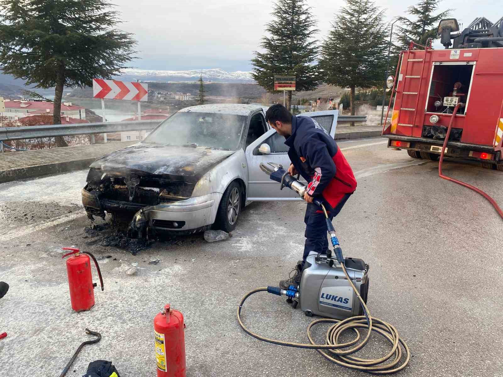 Tutuşan otomobil, itfaiye tarafından söndürüldü
