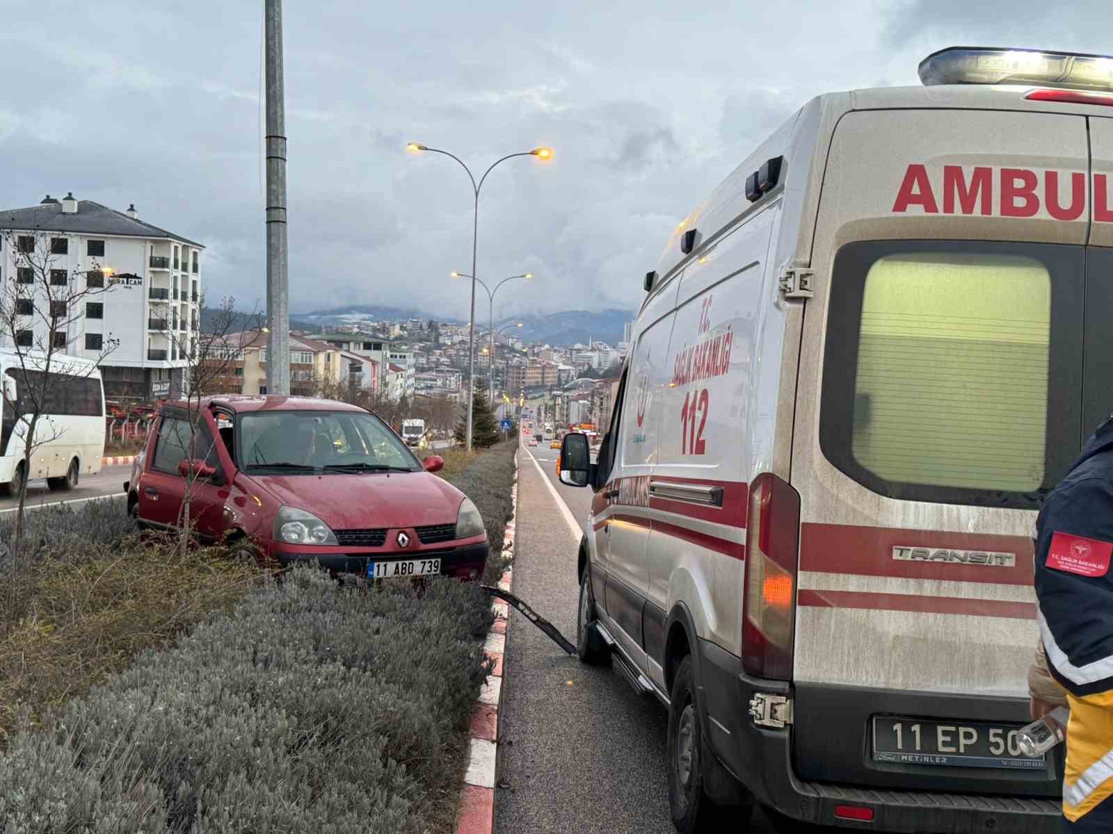Bilecik’te kontrolden çıkan otomobil orta refüje çıkarak elektrik direğine çarptı