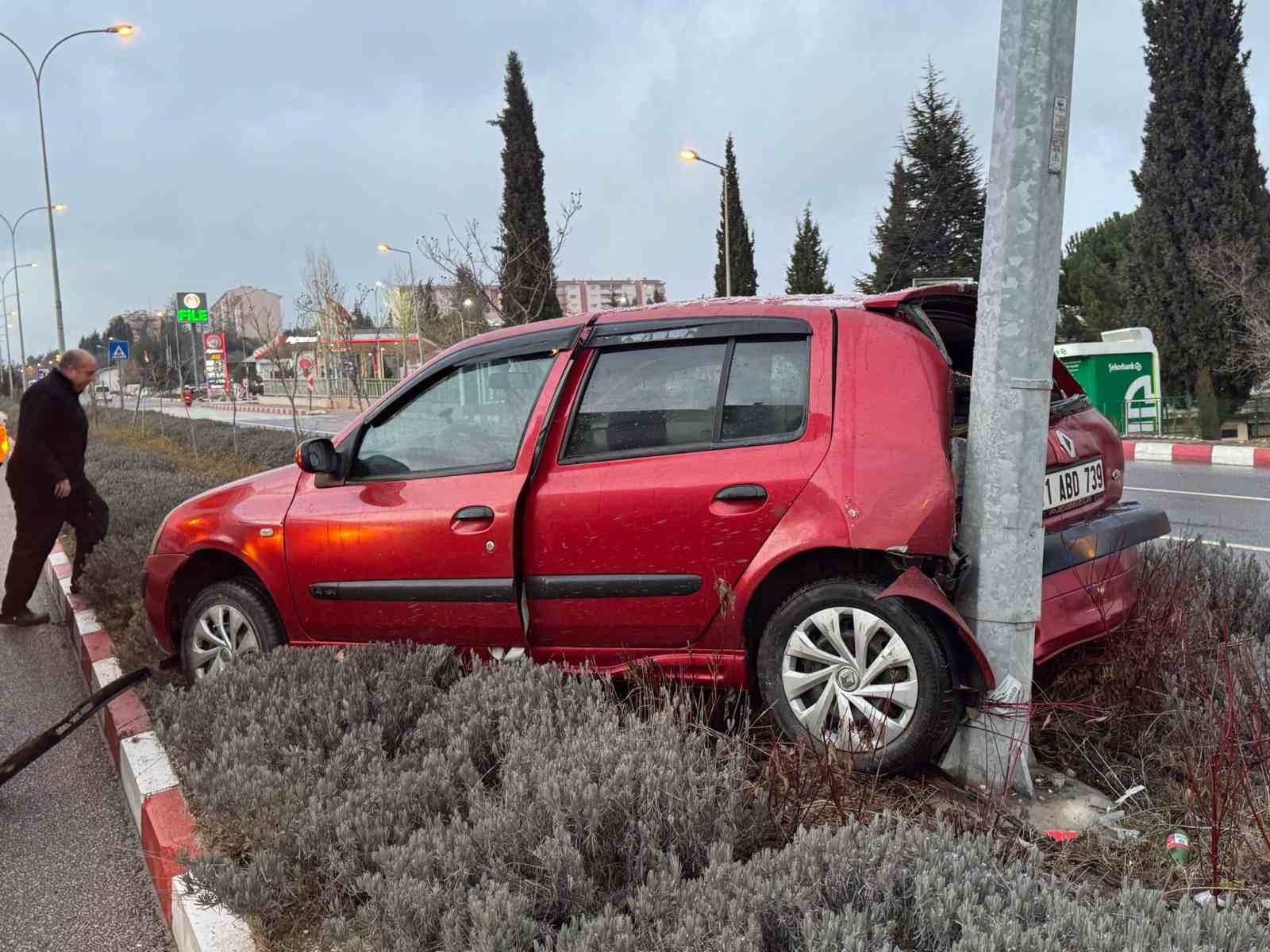 Bilecik’te kontrolden çıkan otomobil orta refüje çıkarak elektrik direğine çarptı