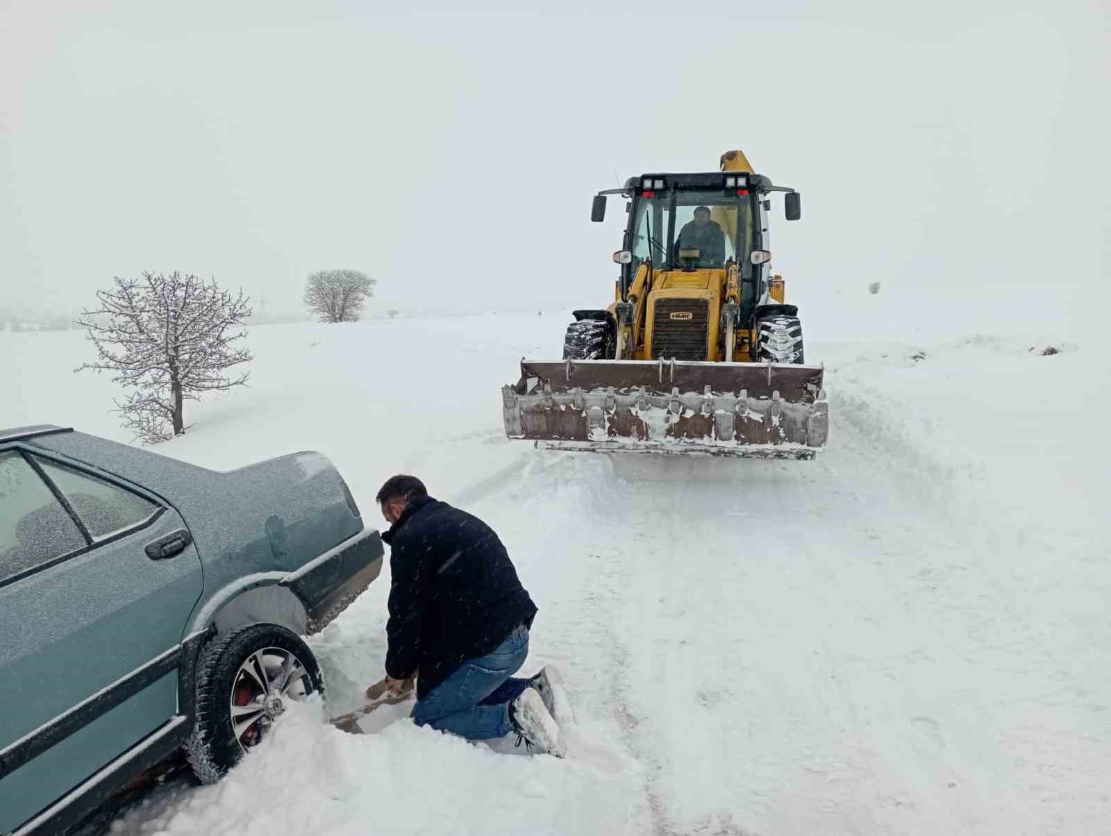 Gümüşhane’de karla mücadele çalışmaları devam ediyor