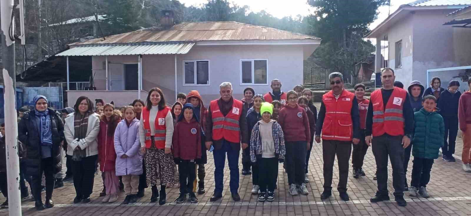 Depremzede &ouml;ğrencilere kış desteği
