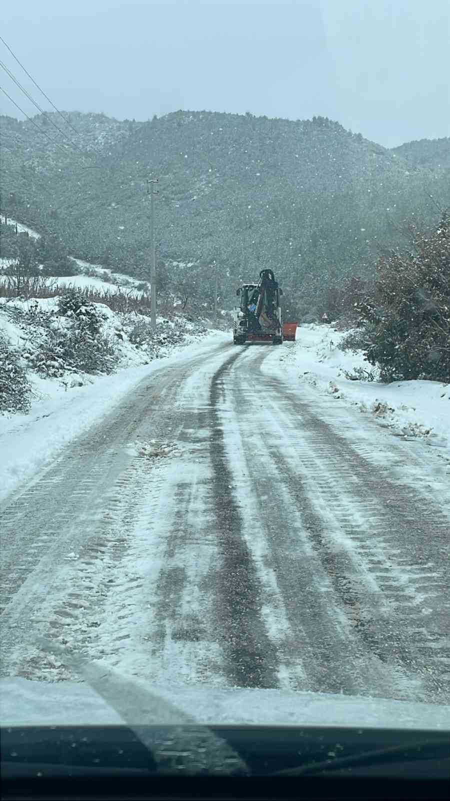 Osmaneli&rsquo;nde kapanan k&ouml;y yollarını a&ccedil;mak i&ccedil;in ekipler seferber oldu
