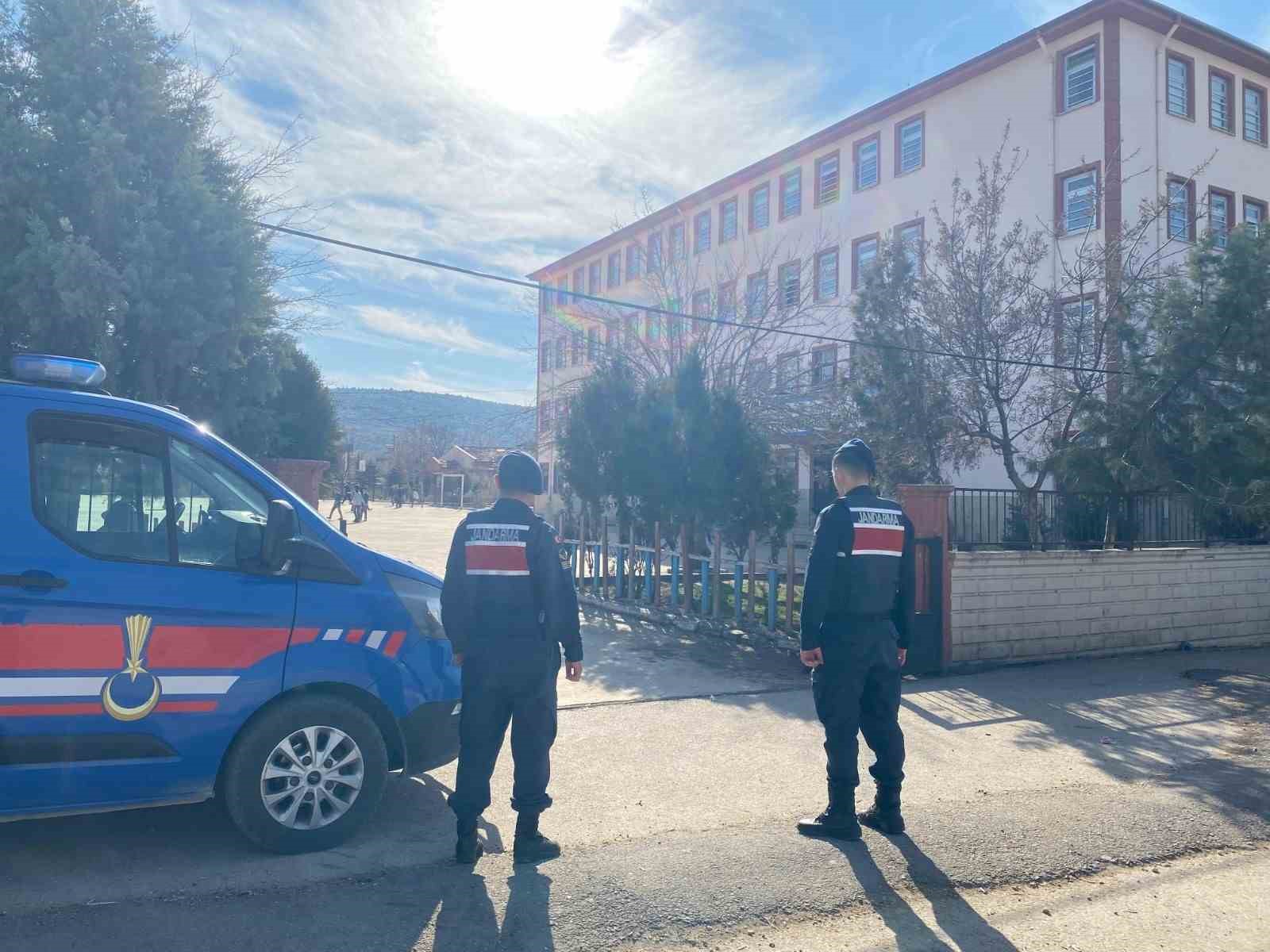 Jandarmadan huzurlu okul &ouml;nleri ve sokaklar uygulaması: 45 aranan şahıs yakalandı
