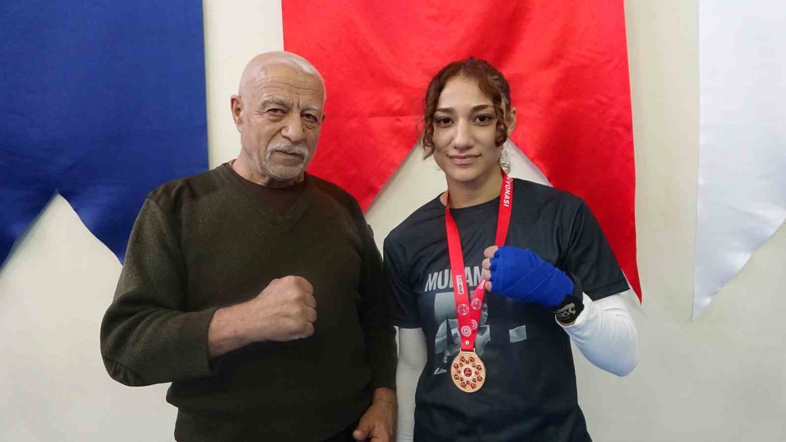 Dedesi torununa antrenörlük yaptı, kickboks sporcusu kadın Türkiye şampiyonu oldu