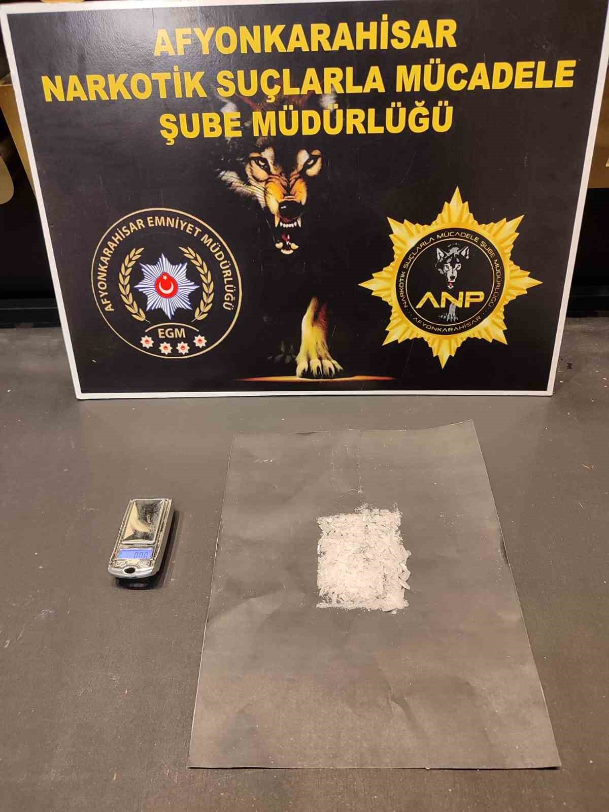 Polis takibe aldığı şahsı uyuşturucu madde ve hassas teraziyle yakaladı