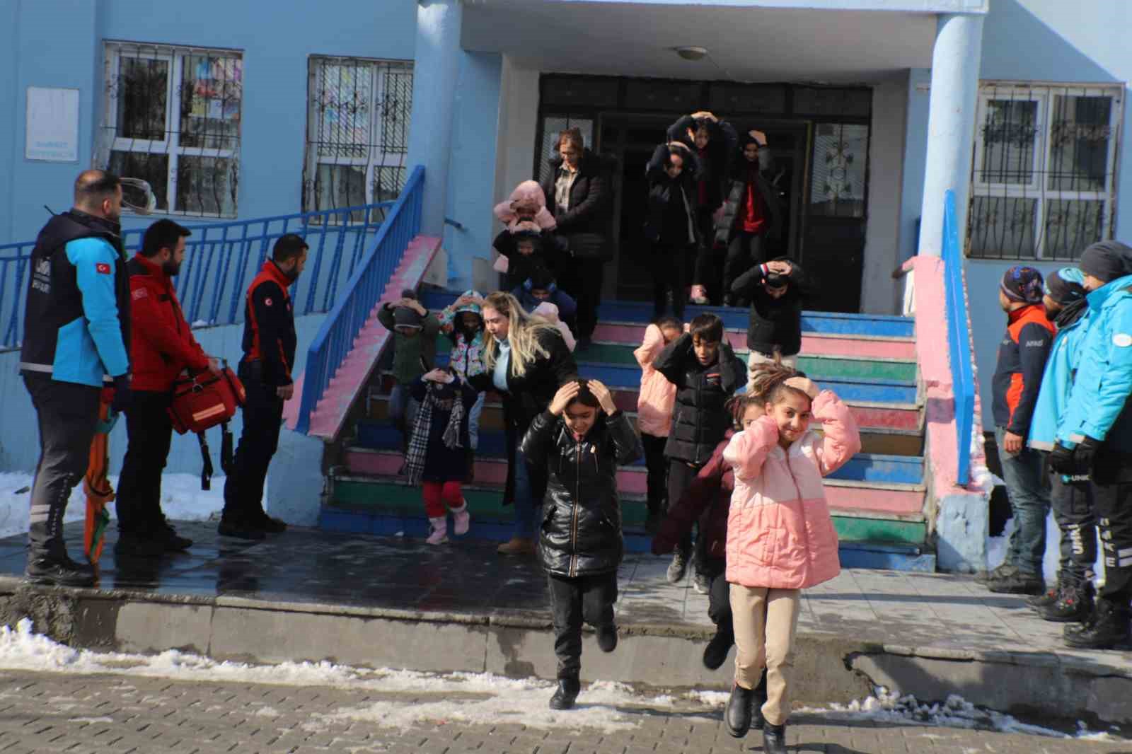 Hakkari’de "Deprem Anı ve Tahliye Tatbikatı" düzenlendi