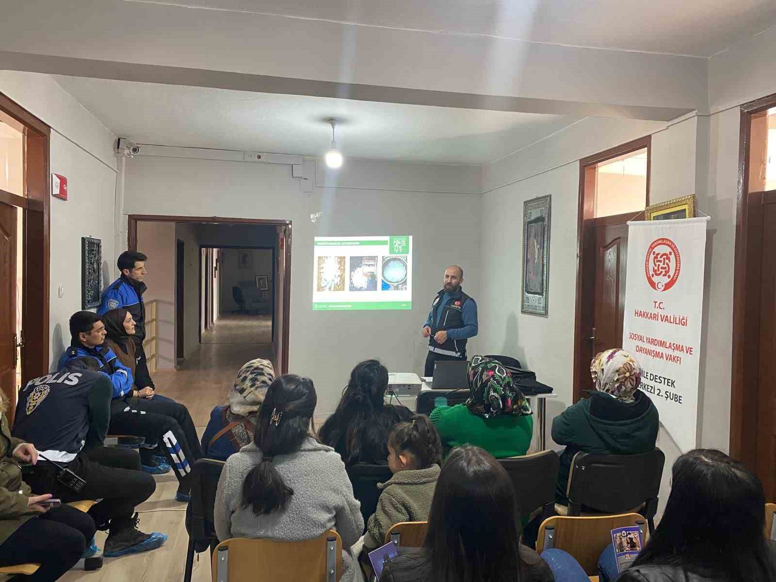 Hakkari polisinden bilgilendirme &ccedil;alışması
