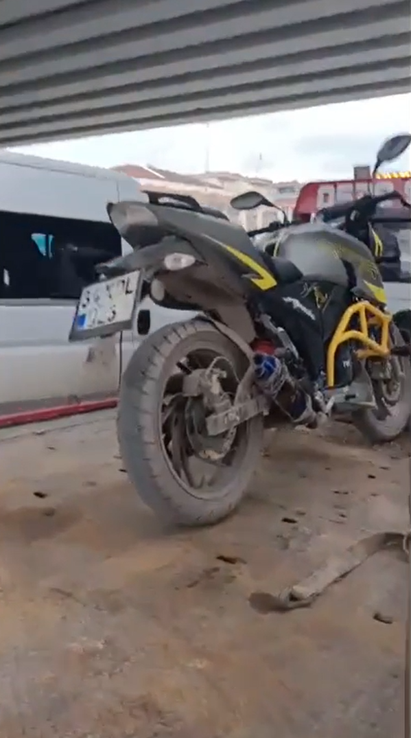 Yalova&rsquo;da kaldırımda motosiklet s&uuml;ren s&uuml;r&uuml;c&uuml;ye ceza yağdı
