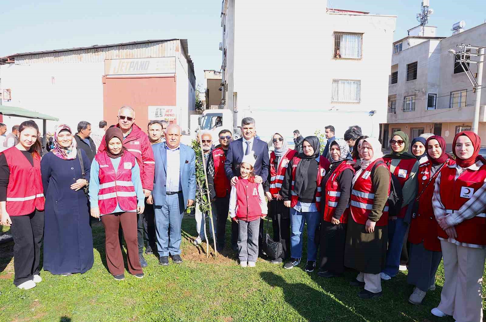 Akdeniz Belediyesi, depremde hayatını kaybedenler anısına fidan dikti
