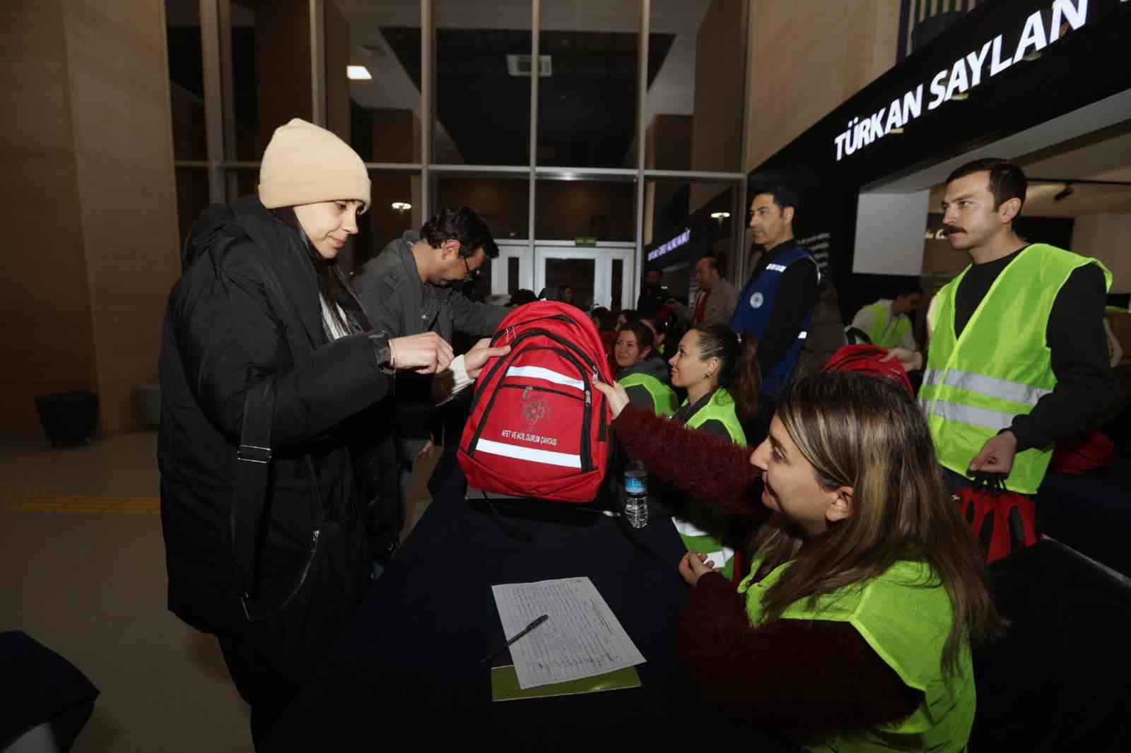 Muğla Büyükşehir Belediyesi’nden vatandaşlara deprem çantası