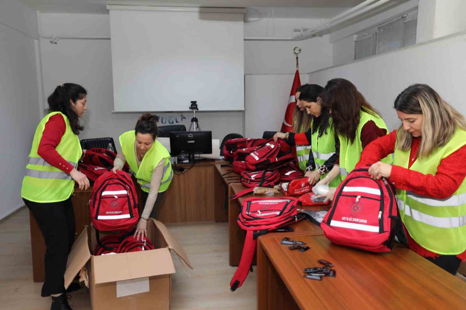 Muğla Büyükşehir Belediyesi’nden vatandaşlara deprem çantası