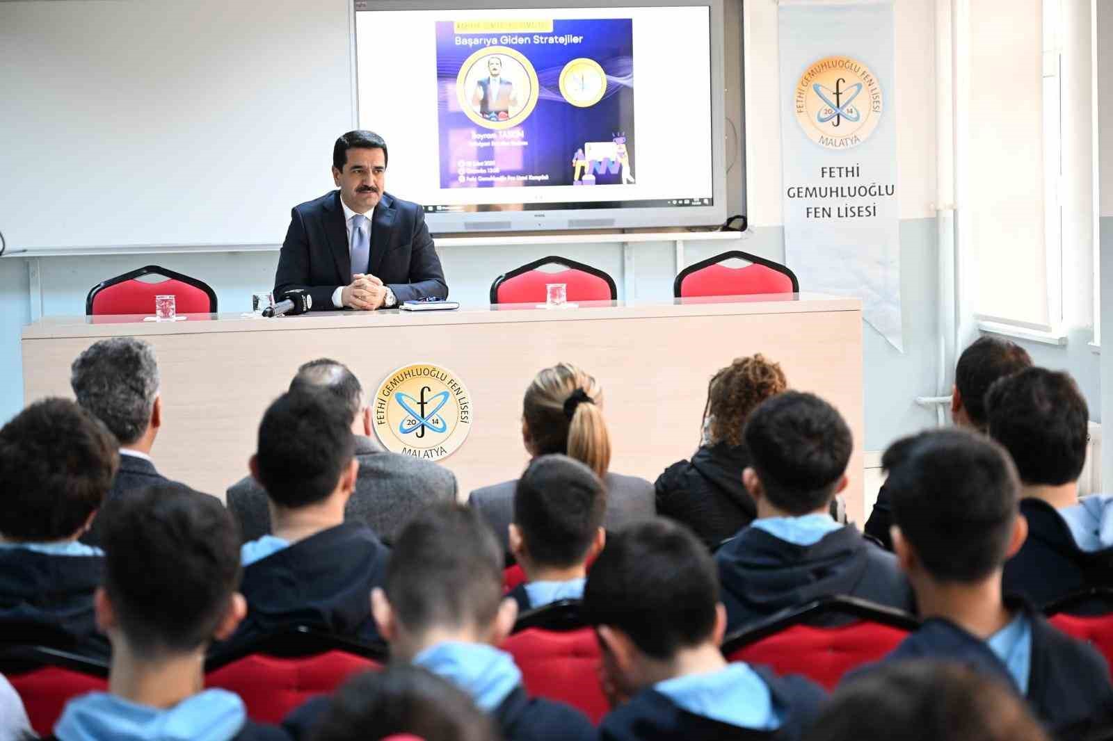 Başkan Taşkın, kariyer günlerinde öğrencilere tavsiyelerde bulundu
