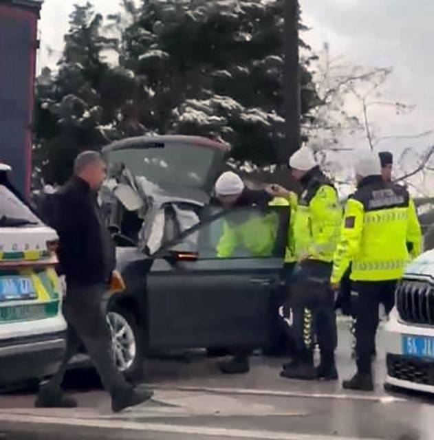 Otoyolda tırın altına giren otomobil kağıt gibi ezildi: 1 ölü, 3 yaralı
