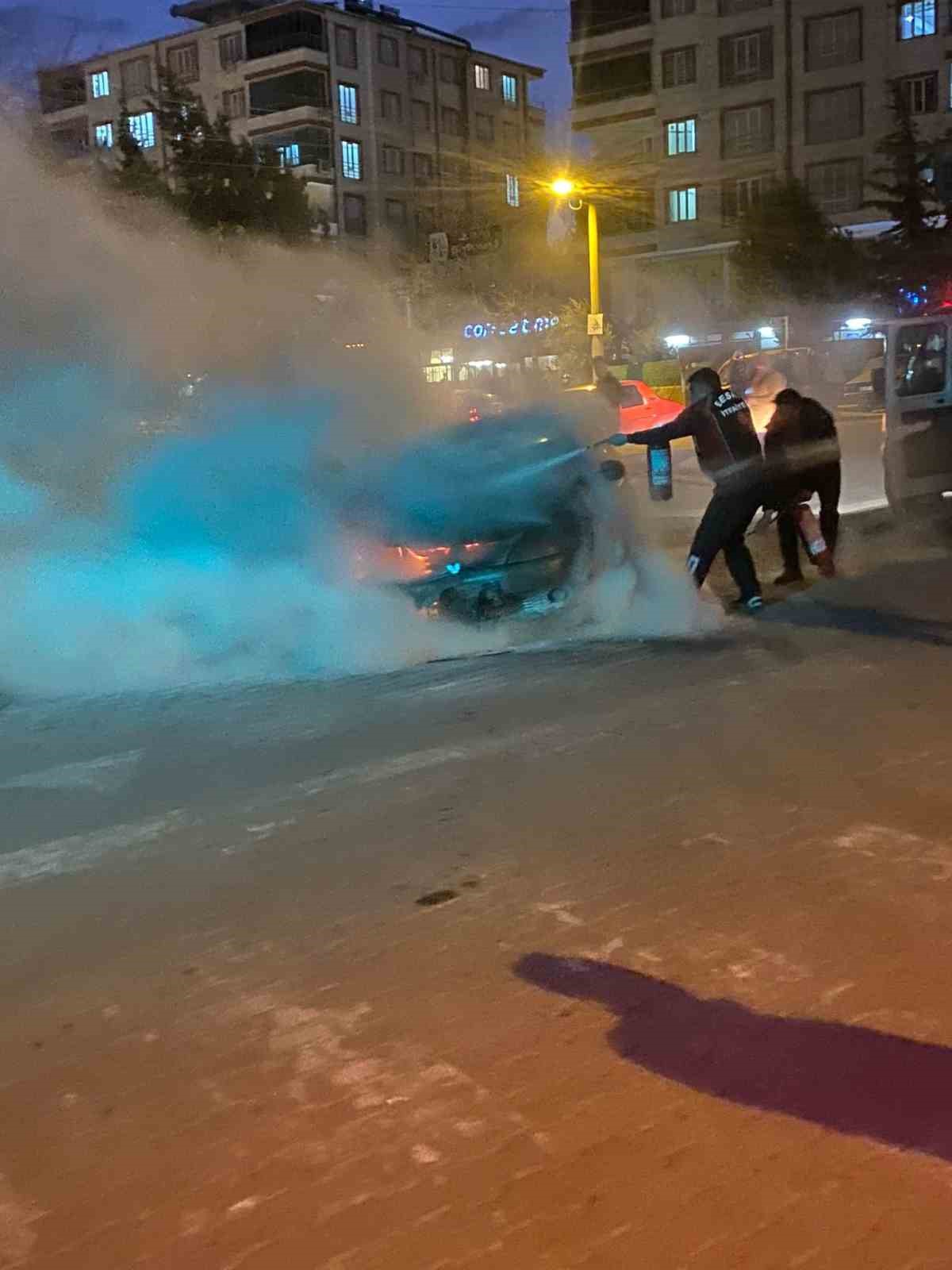 Seyir halindeki otomobil yandı

