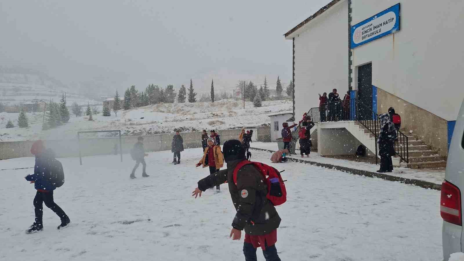 Sincik’te okullar öğleden sonra tatil edildi
