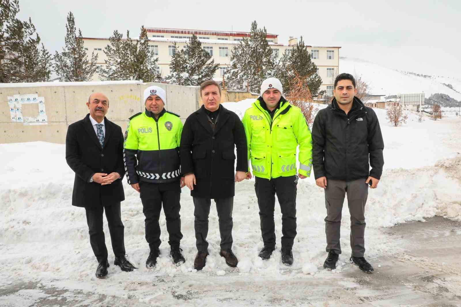 Vali Aydoğdu Erzincan- Refahiye karayolu uygulama noktalarını denetledi
