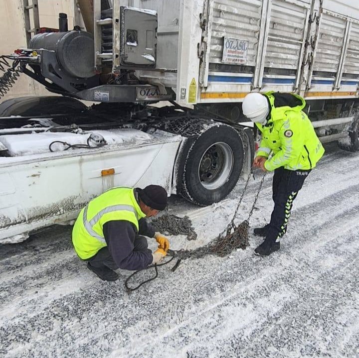 Polisten yolda kalan araçlara yardım eli
