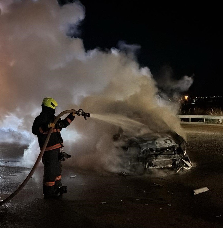 Kazaya karışan araçta yangın çıktı
