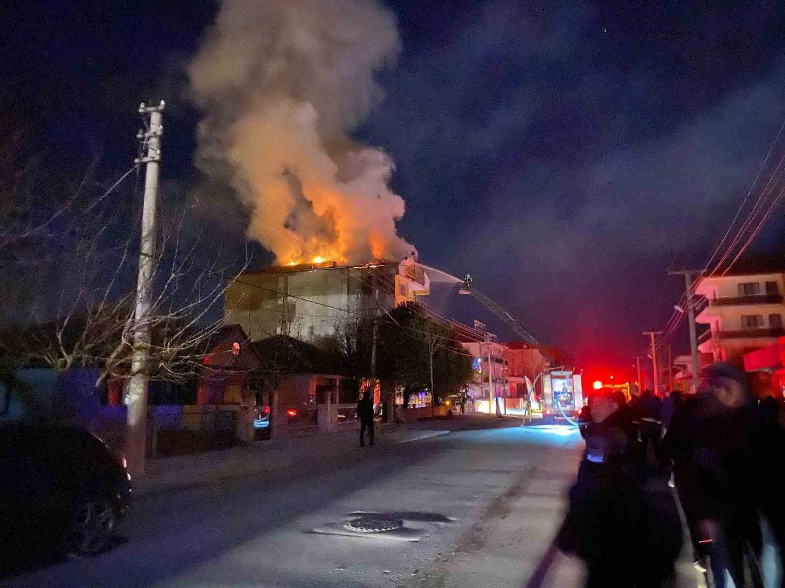 4 katlı binadan yükselen alevler geceyi aydınlattı