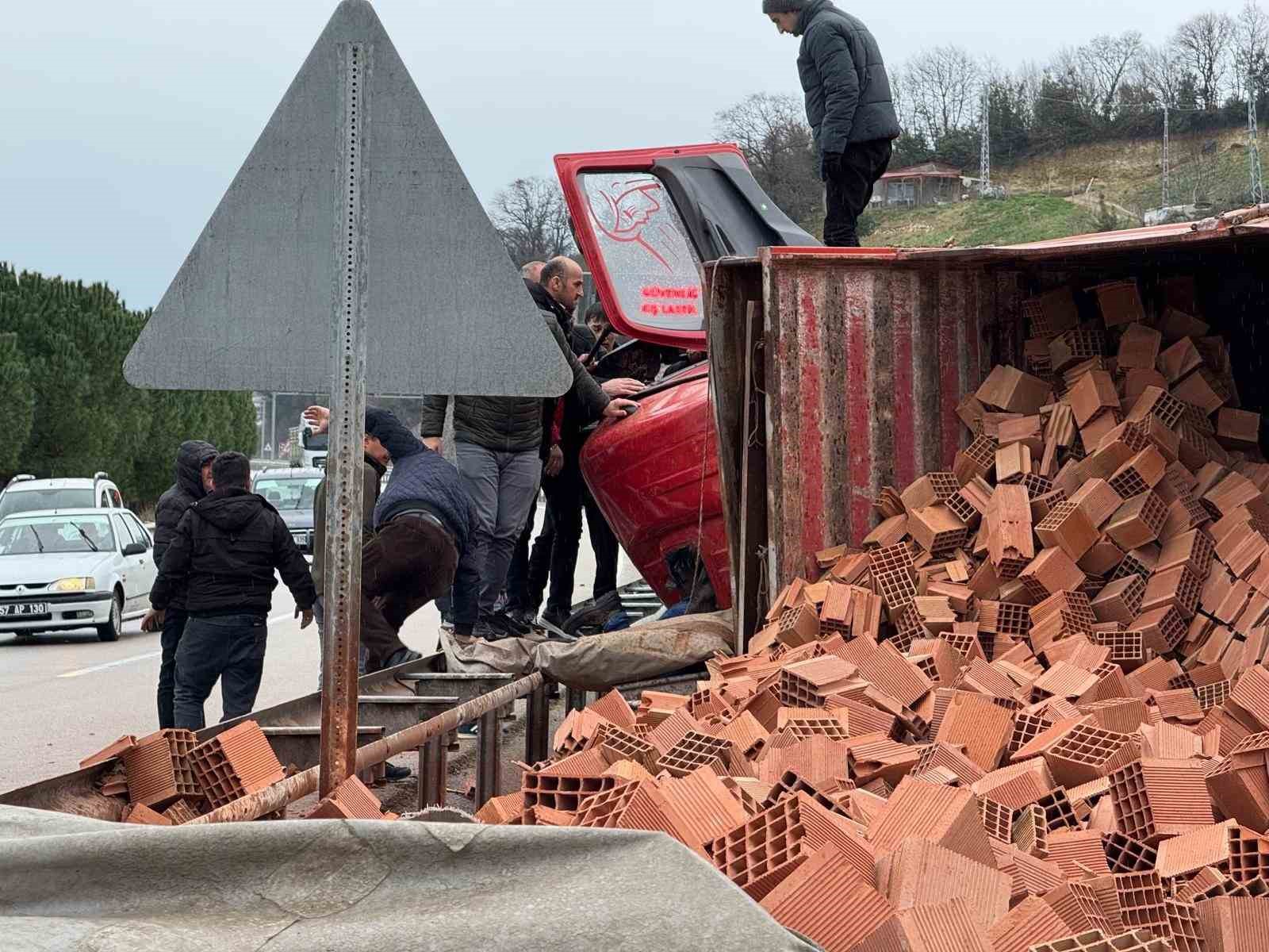 Sinop’ta tuğla yüklü kamyon devrildi: 1 yaralı
