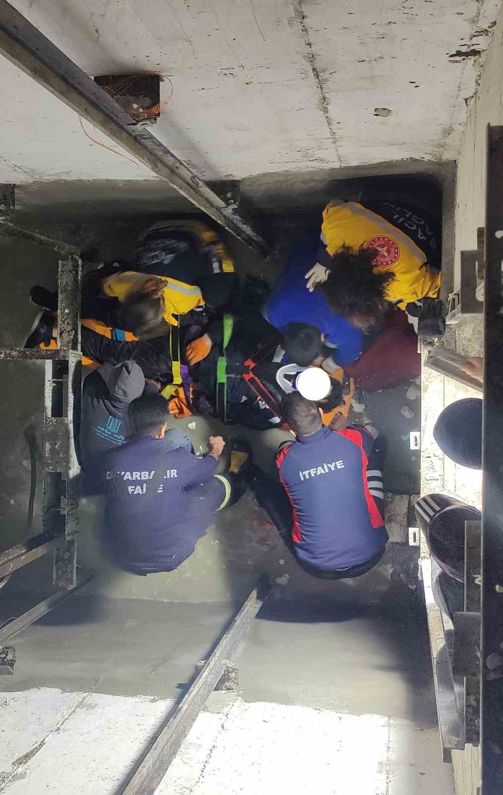 Diyarbakır’da inşaatta asansör boşluğuna düşen işçi yaralandı