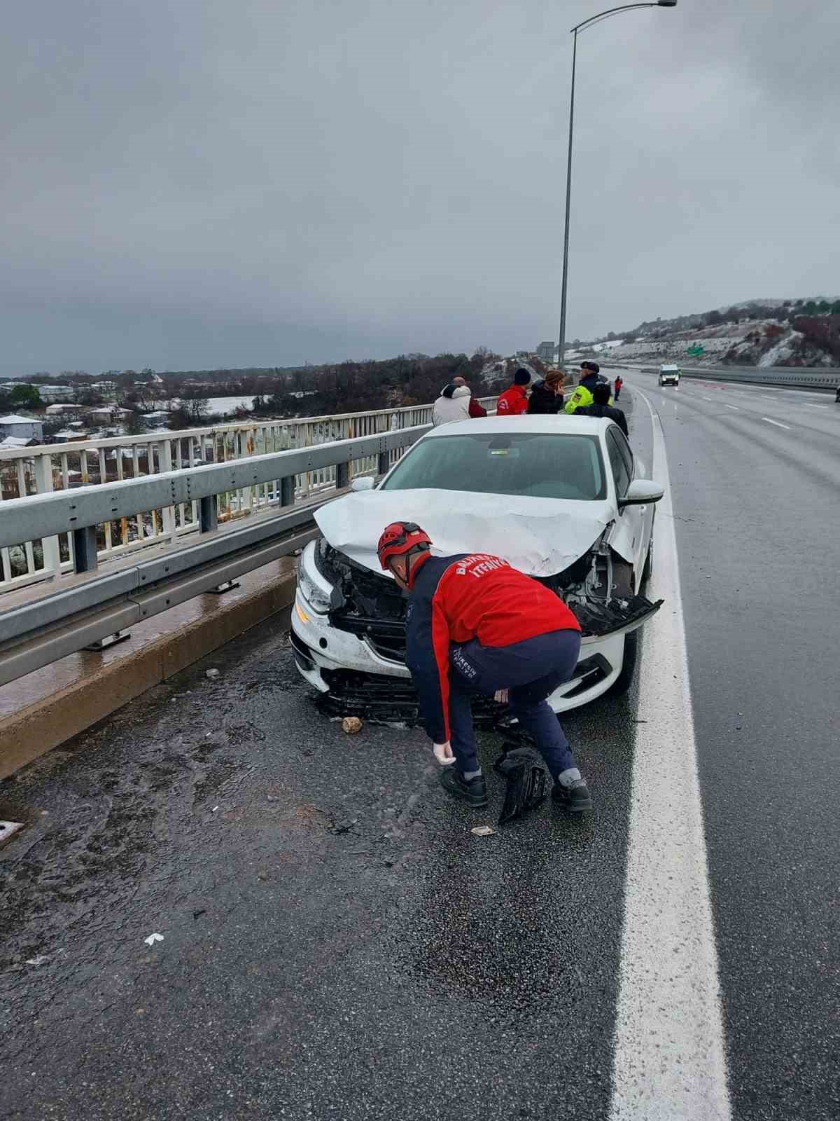 Balıkesir&rsquo;de İstanbul-İzmir Otoyolu&rsquo;nda peş peşe kaza: 2 yaralı
