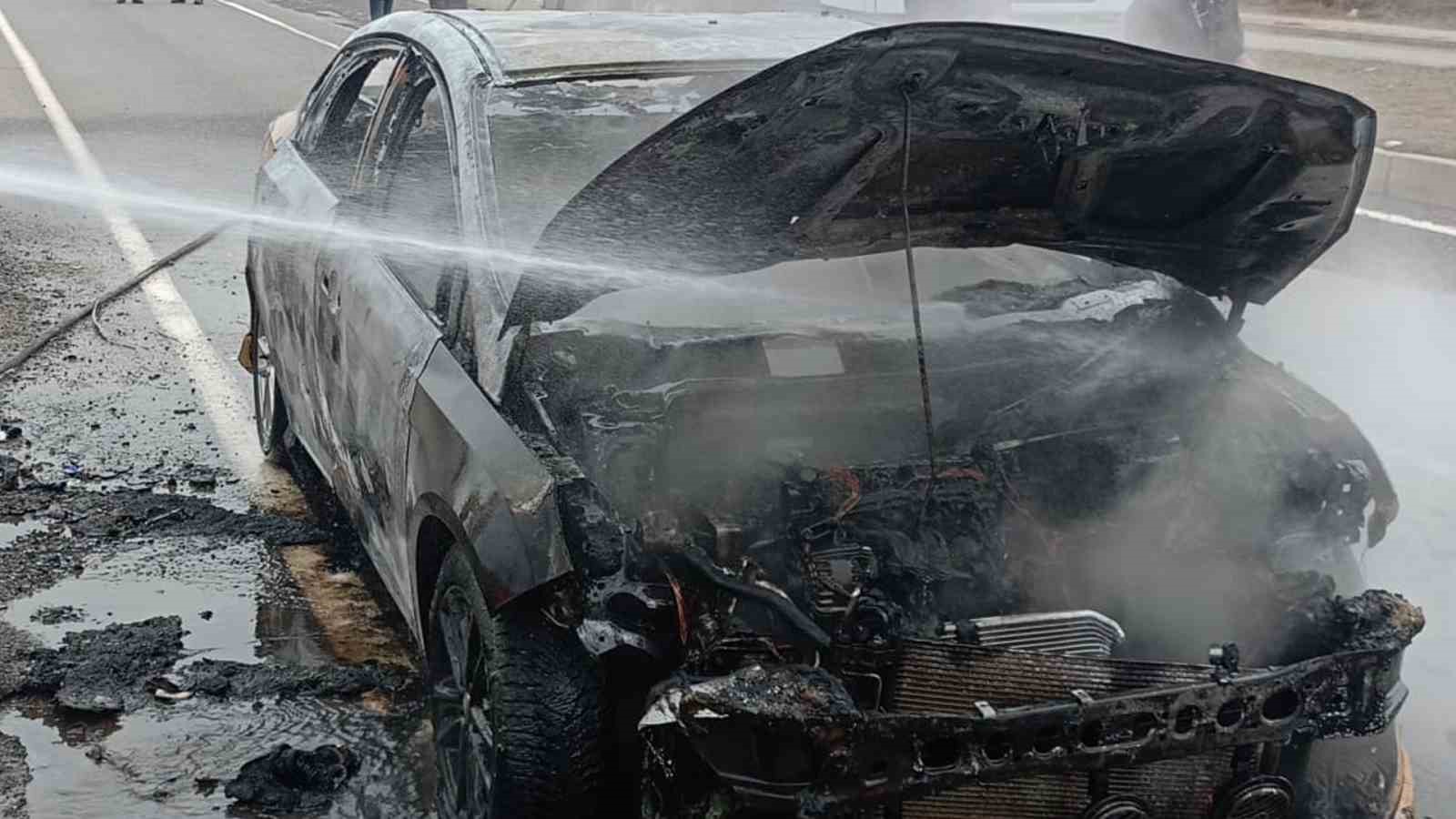 Alevlere teslim olan ticari taksi demir yığınına döndü