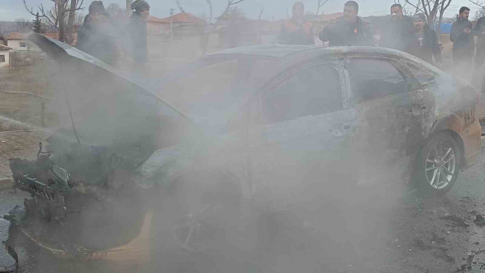 Alevlere teslim olan ticari taksi demir yığınına d&ouml;nd&uuml;
