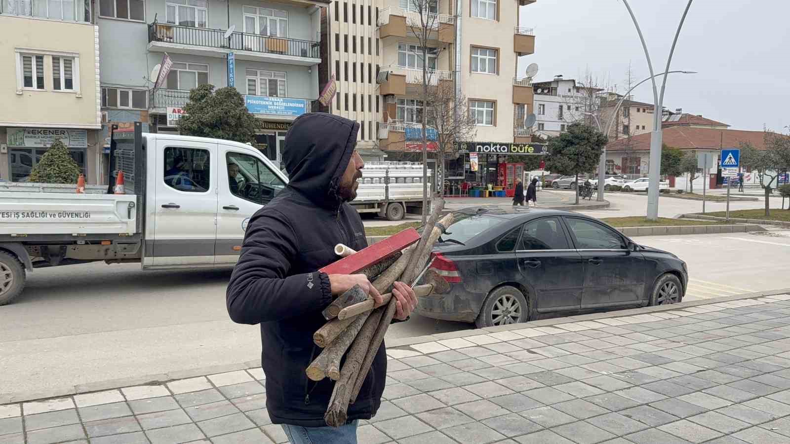 Adliye &ouml;n&uuml;nde ailelerin gergin bekleyişi s&uuml;r&uuml;yor
