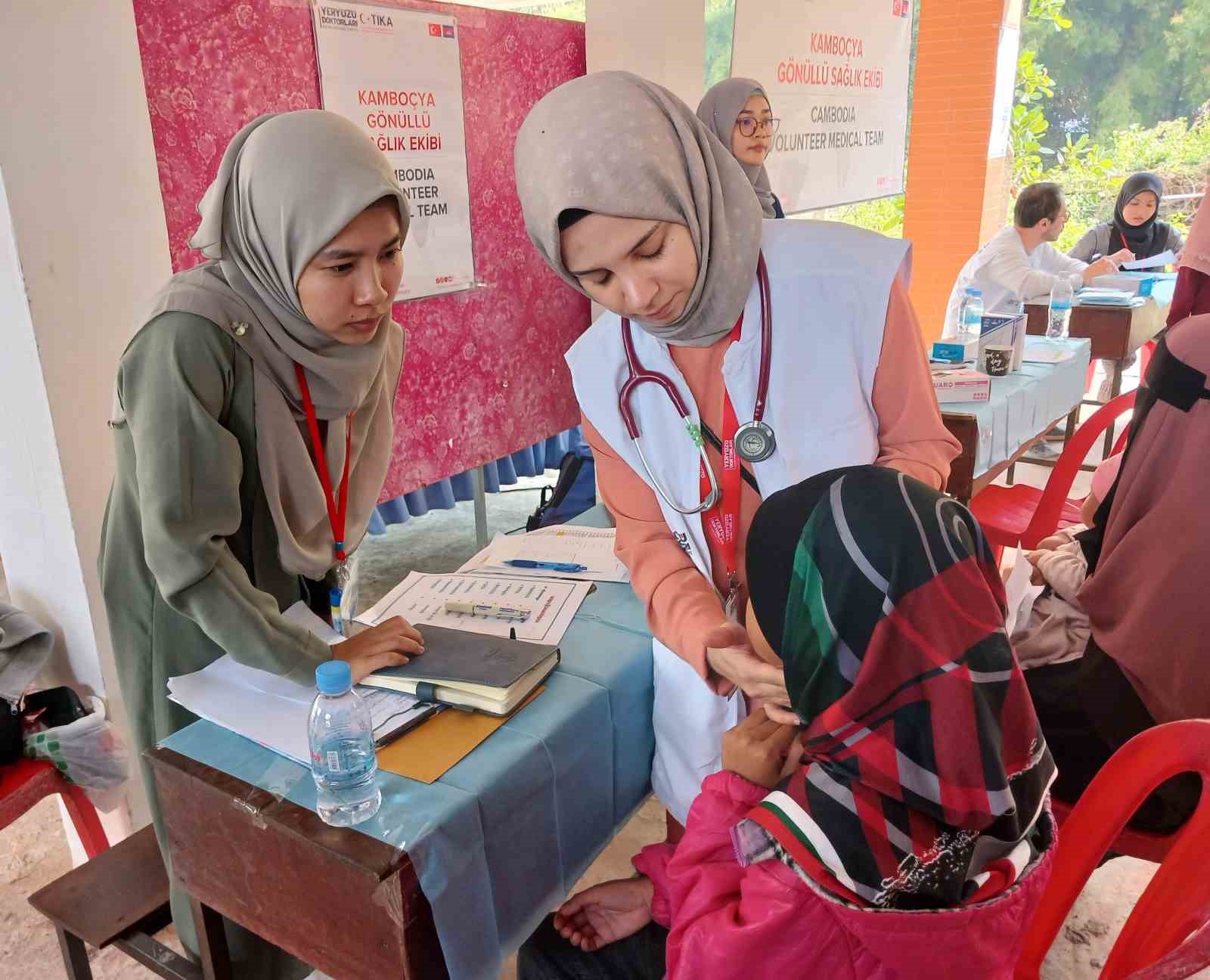 Türk doktorlar, TİKA’nın desteğiyle Kamboçya’da şifa dağıttı