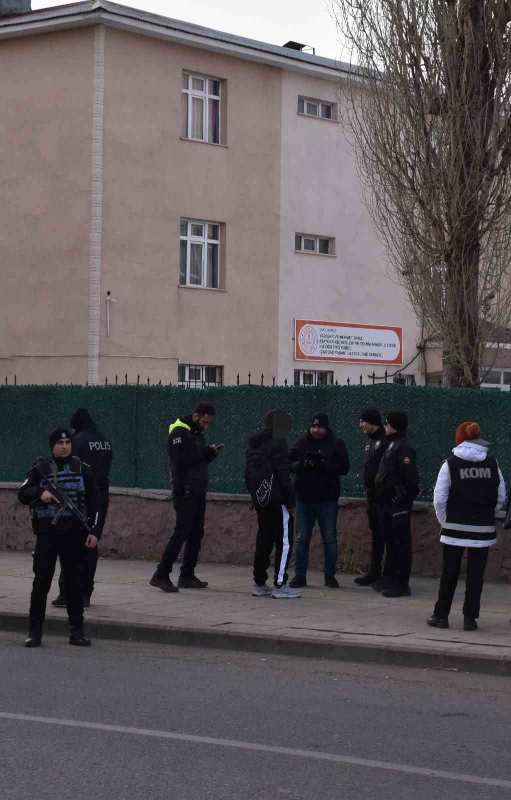 Kars polisi, okul &ccedil;evrelerinde denetimlerini sıklaştırdı
