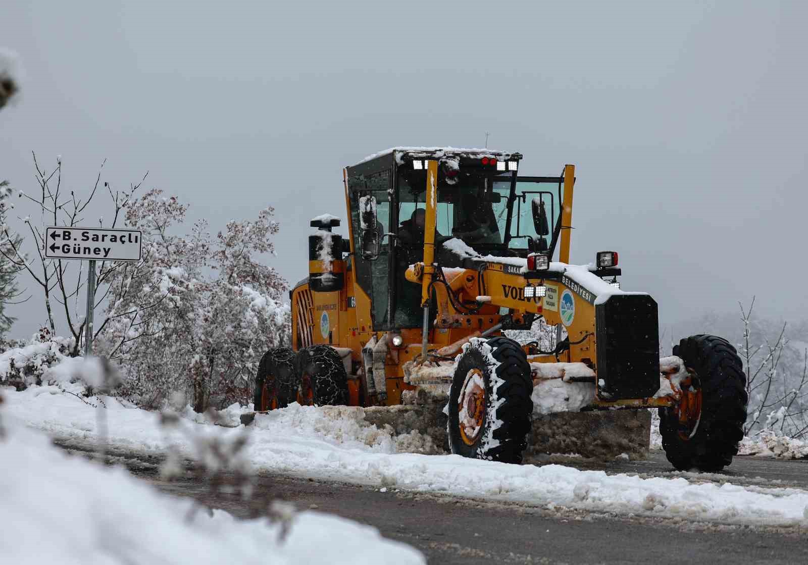 Sakarya&rsquo;da kar sebebi ile kapanan 9 grup yolunda hummalı &ccedil;alışma
