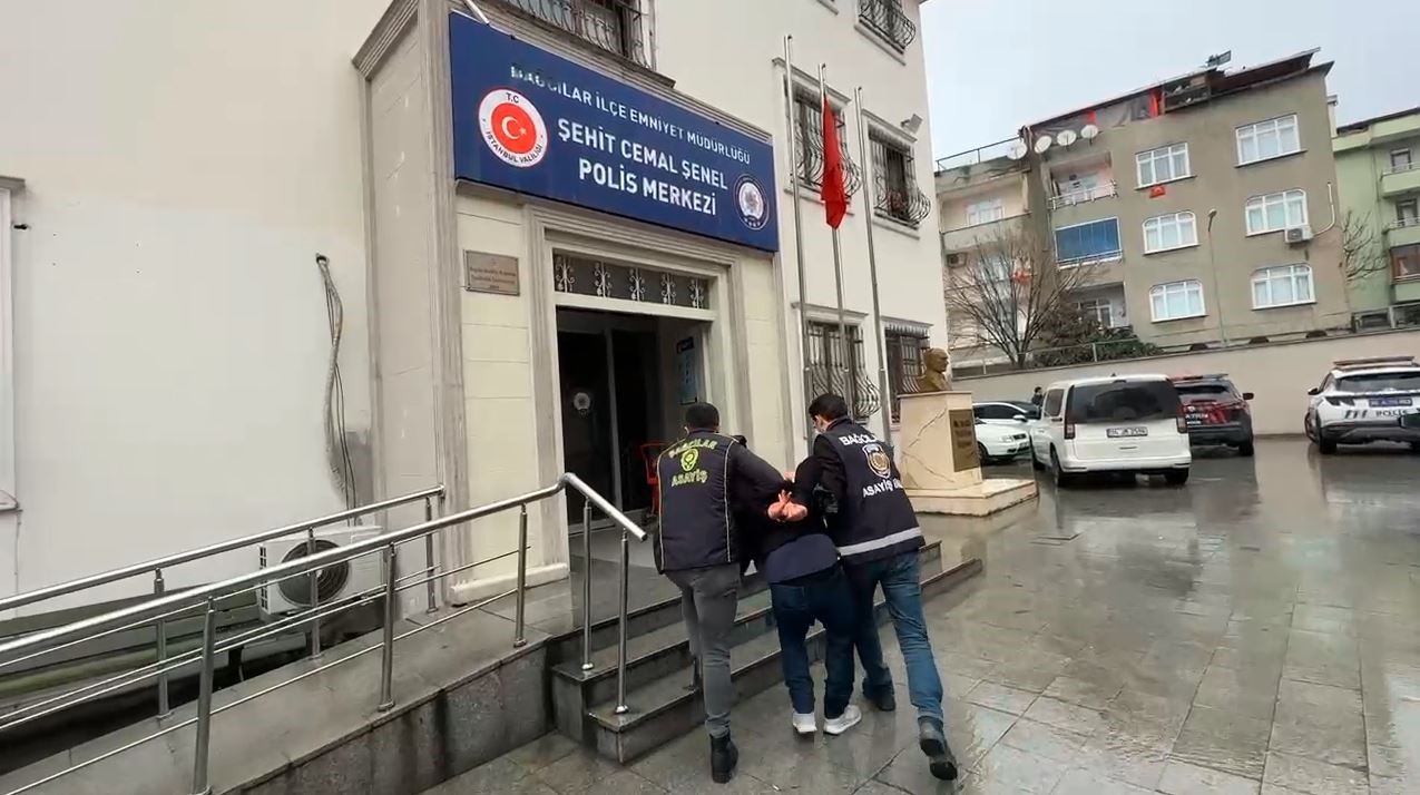 Bağcılar’da polise bıçaklı saldırı: Biri kadın 2 polis memuru yaralandı