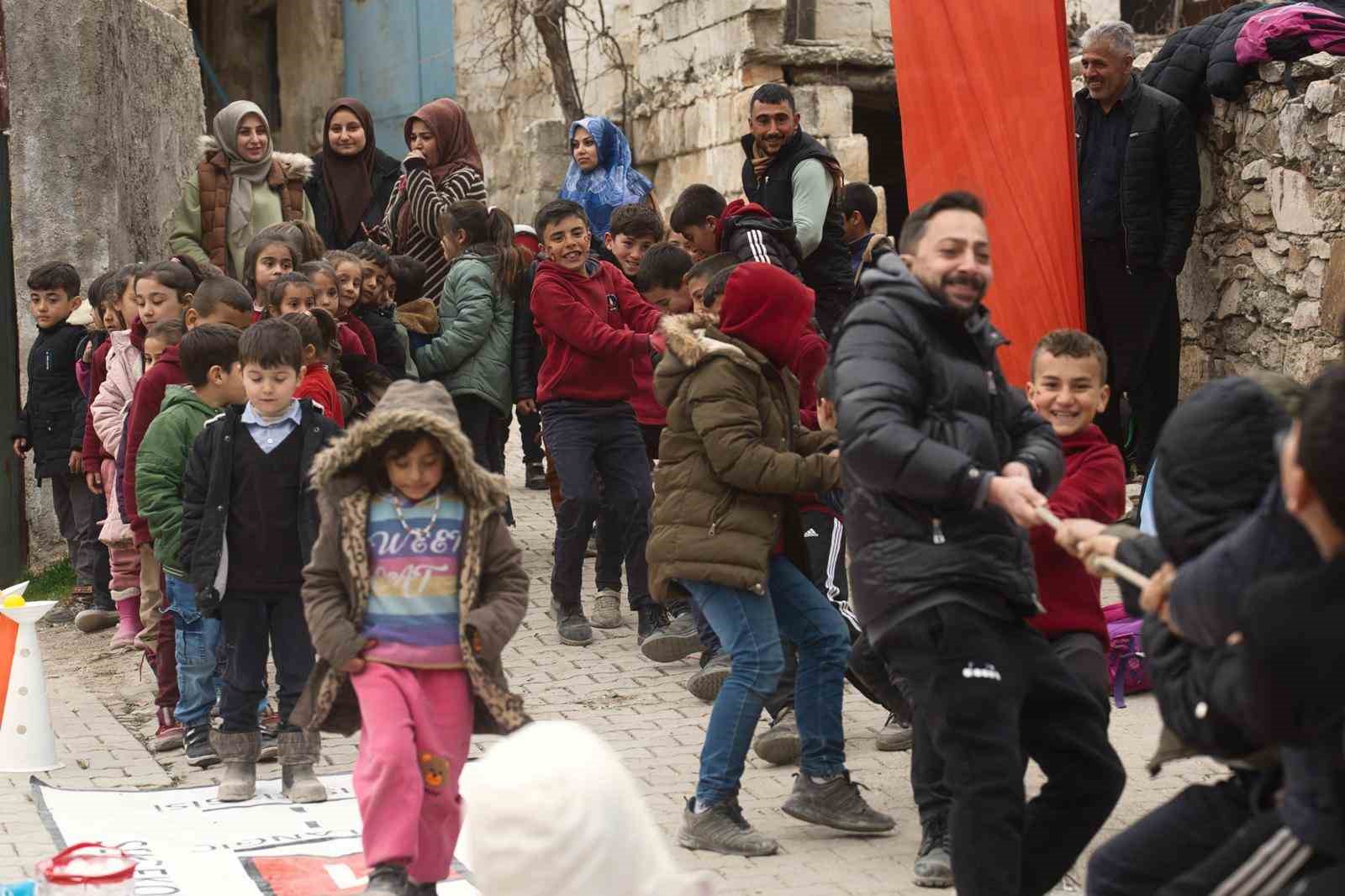 Şehitkamil&rsquo;den k&ouml;y okullarında &ccedil;ocuk şenliği
