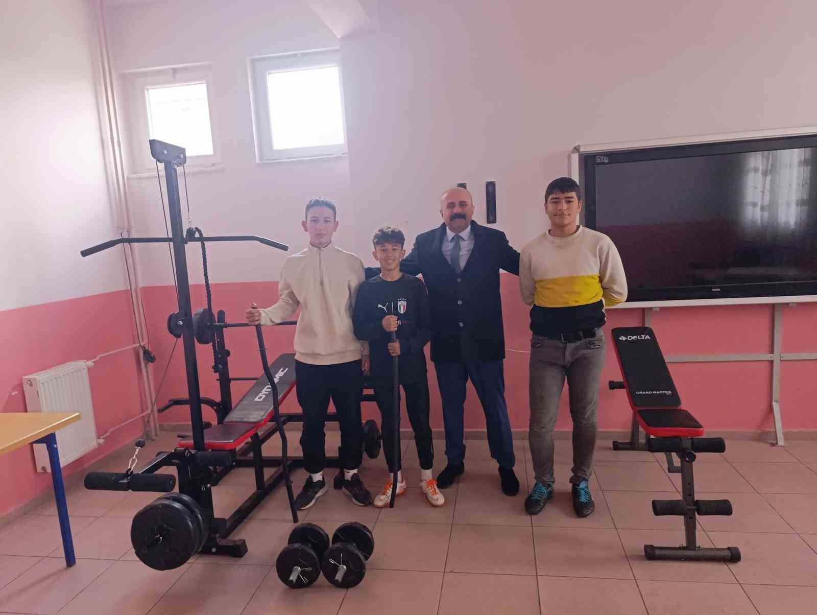 Manisa’da okullar arası spor malzemesi dayanışması