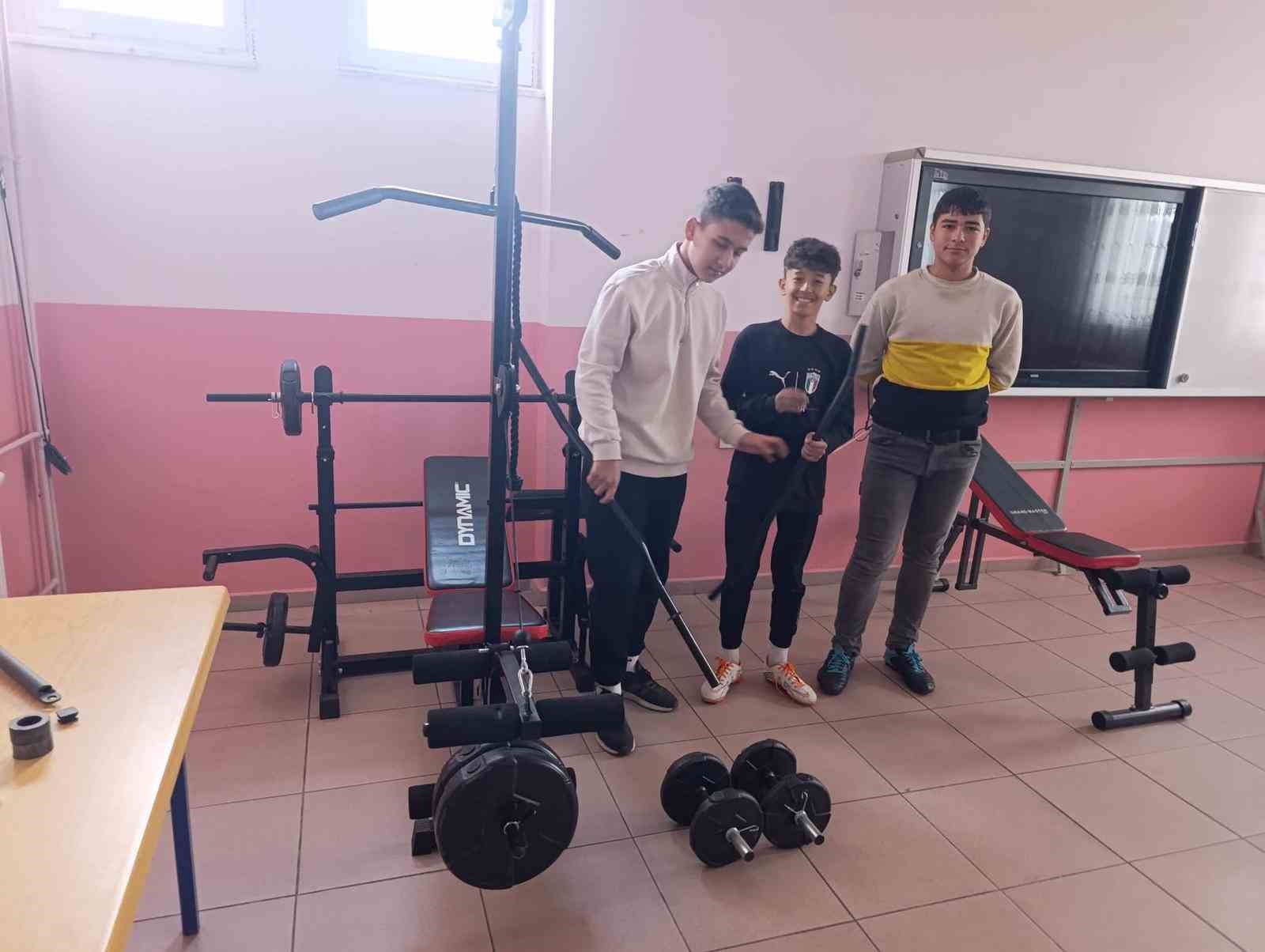 Manisa’da okullar arası spor malzemesi dayanışması