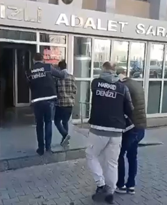 U&ccedil;aktan inen yabancı kuryenin midesinden 1.3 kilo uyuşturucu &ccedil;ıktı
