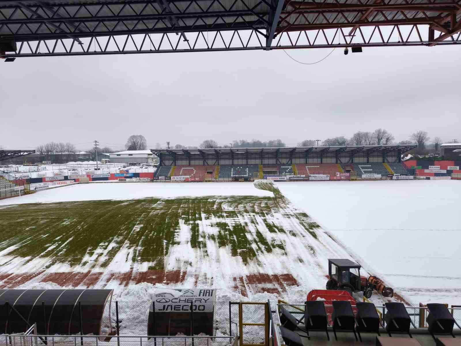 Düzce Şıralık Şehir stadı kardan temizleniyor