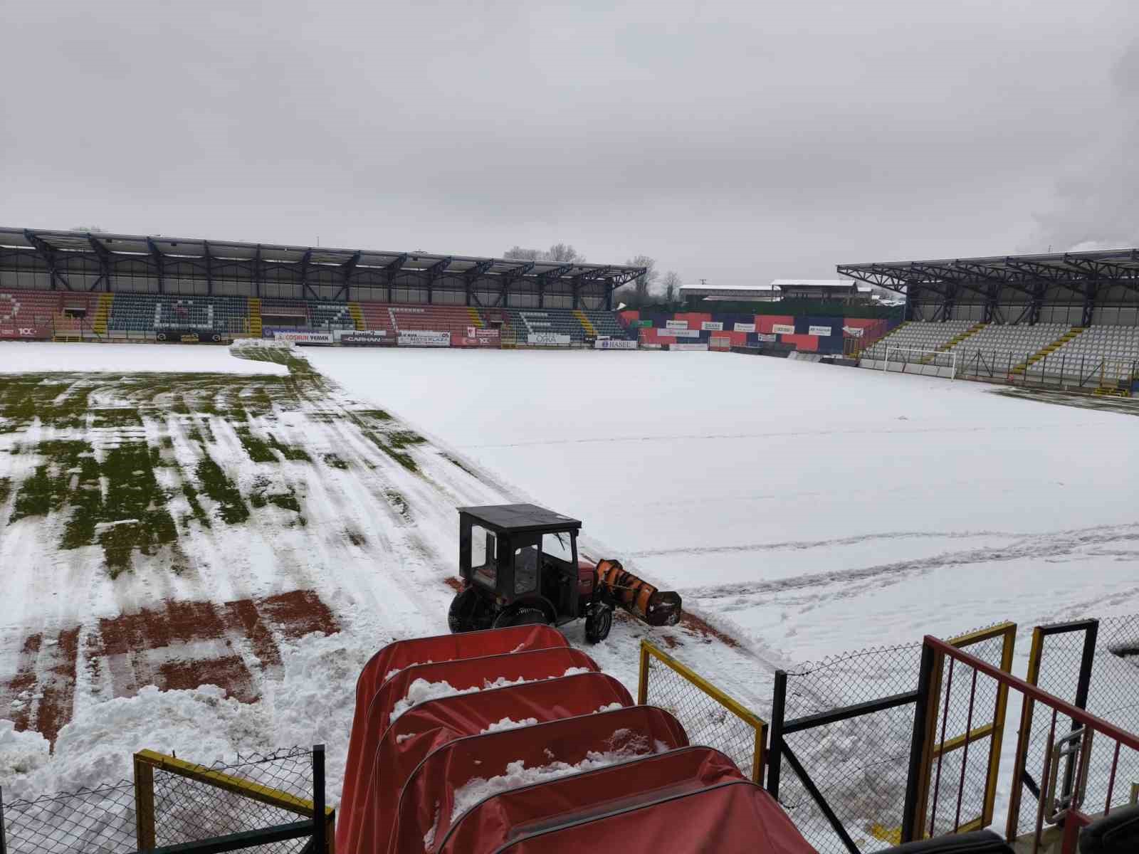 D&uuml;zce Şıralık Şehir stadı kardan temizleniyor
