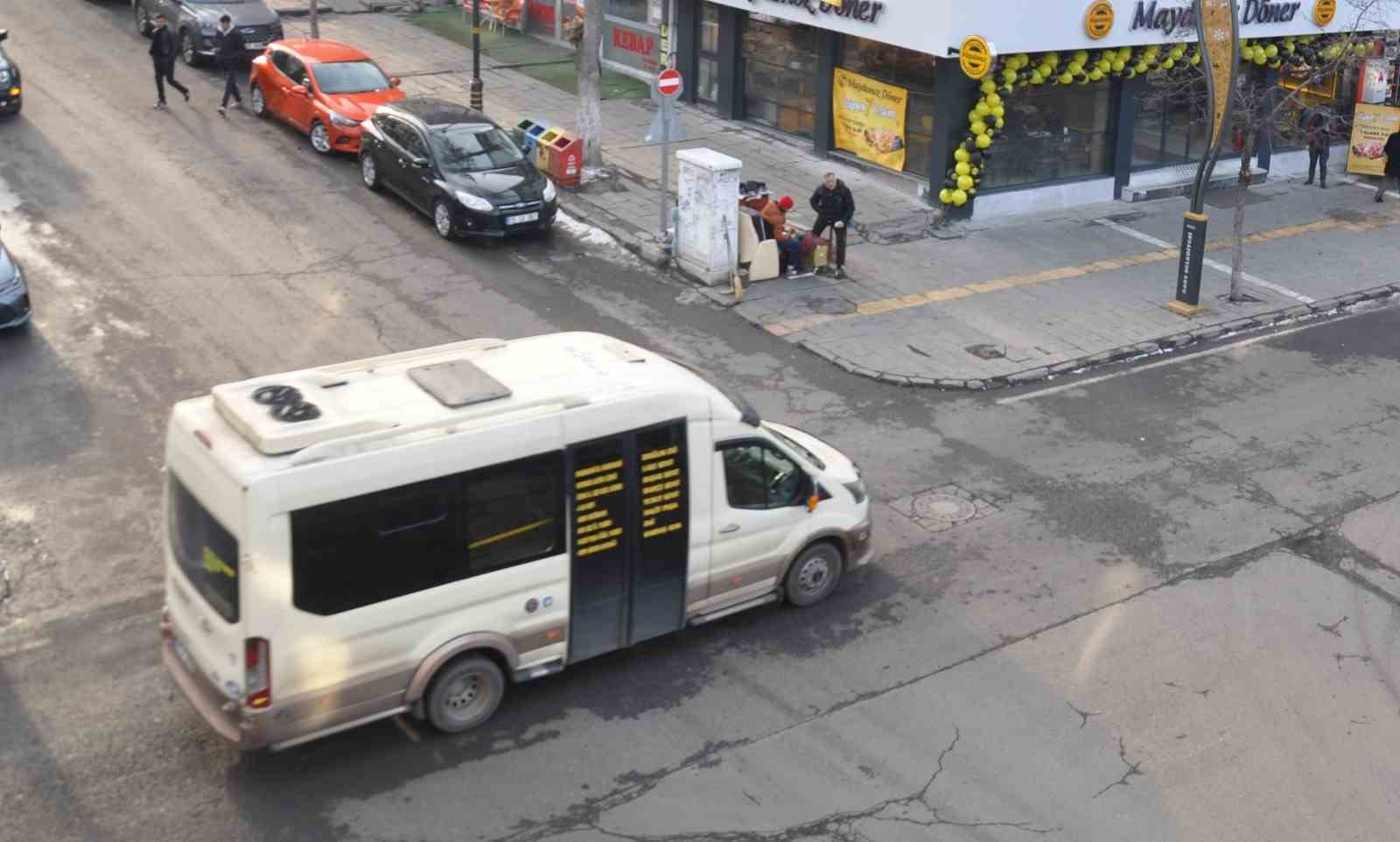 Kars&rsquo;ta dolmuş ve taksi &uuml;cretleri el yakıyor
