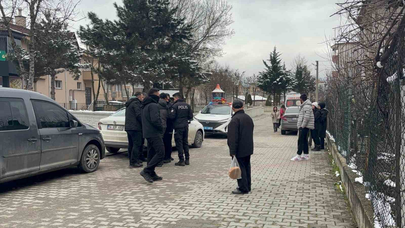Eski sevgilisini bı&ccedil;akla kafasından yaraladı
