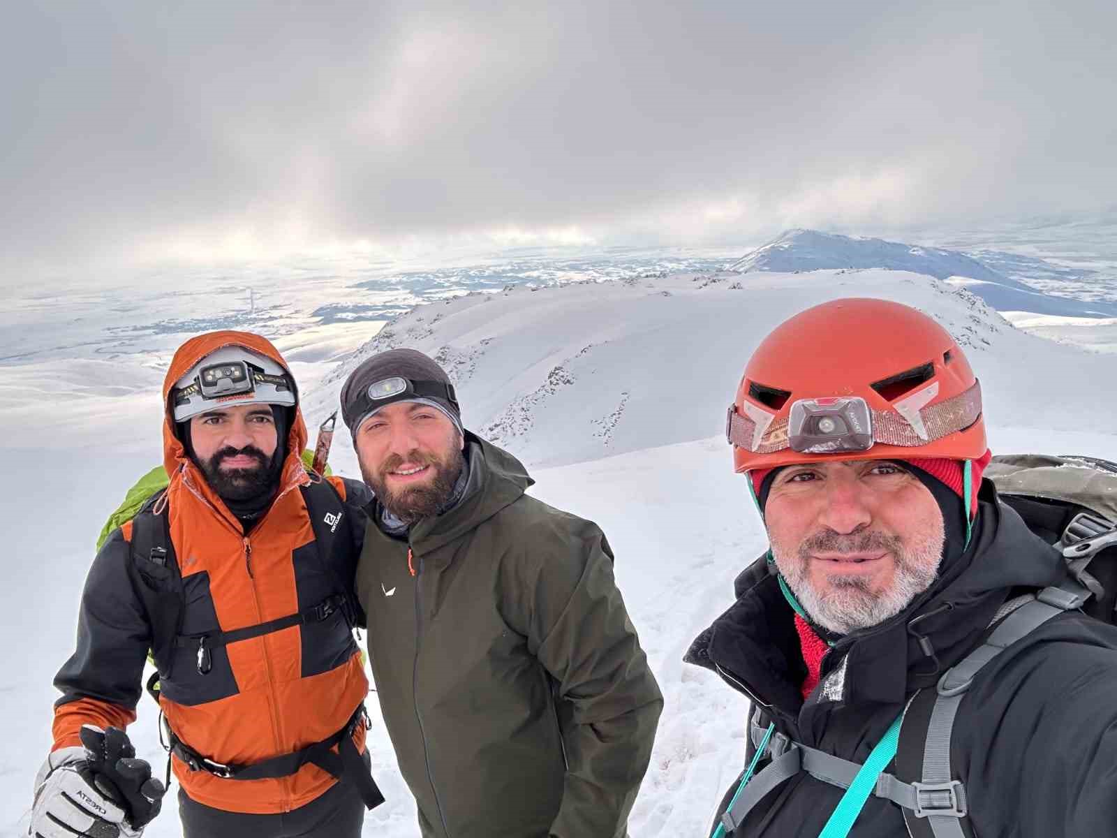 Depremde hayatını kaybedenler anısına Süphan Dağı’na tırmanış
