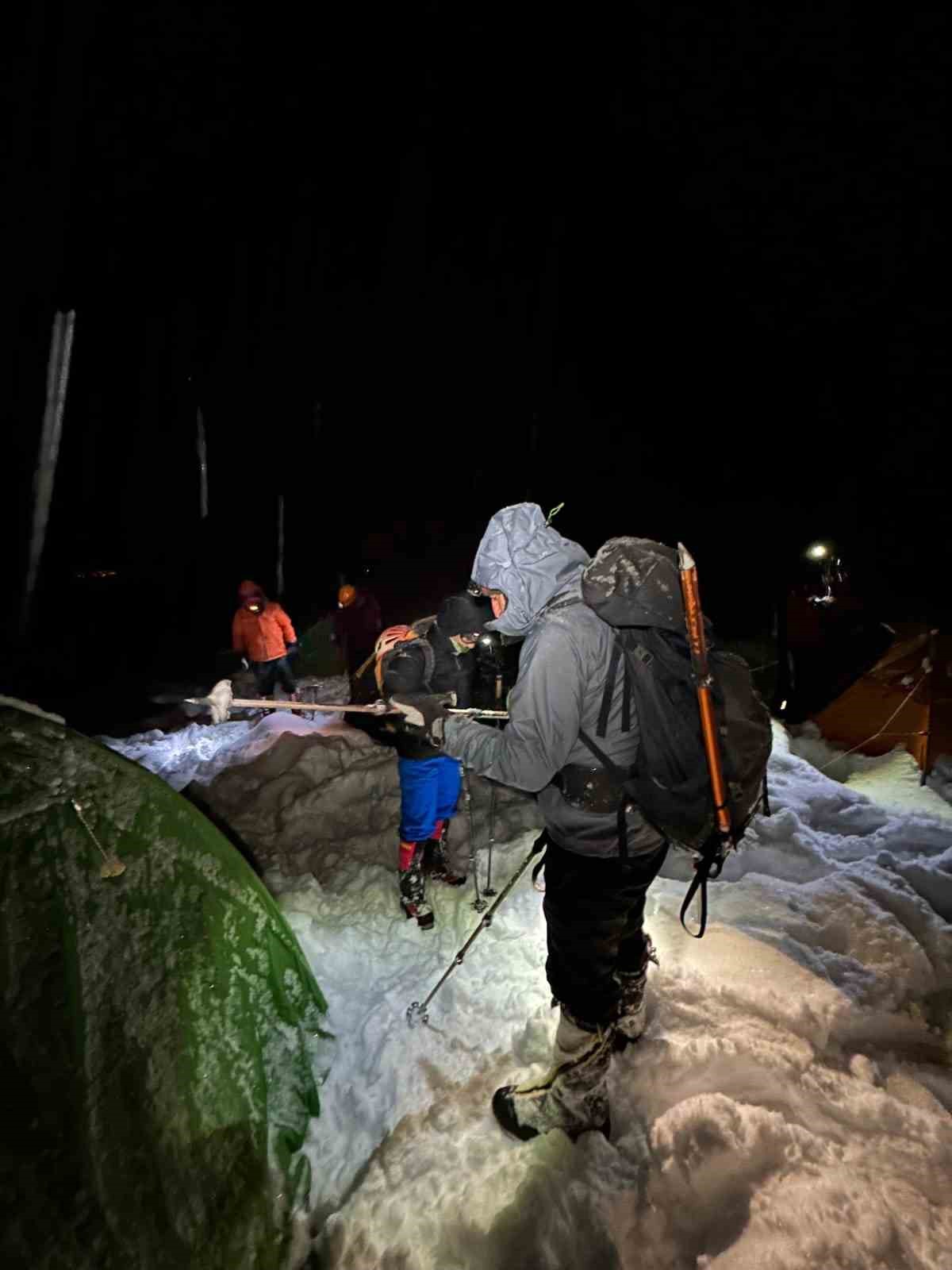 Depremde hayatını kaybedenler anısına S&uuml;phan Dağı&rsquo;na tırmanış
