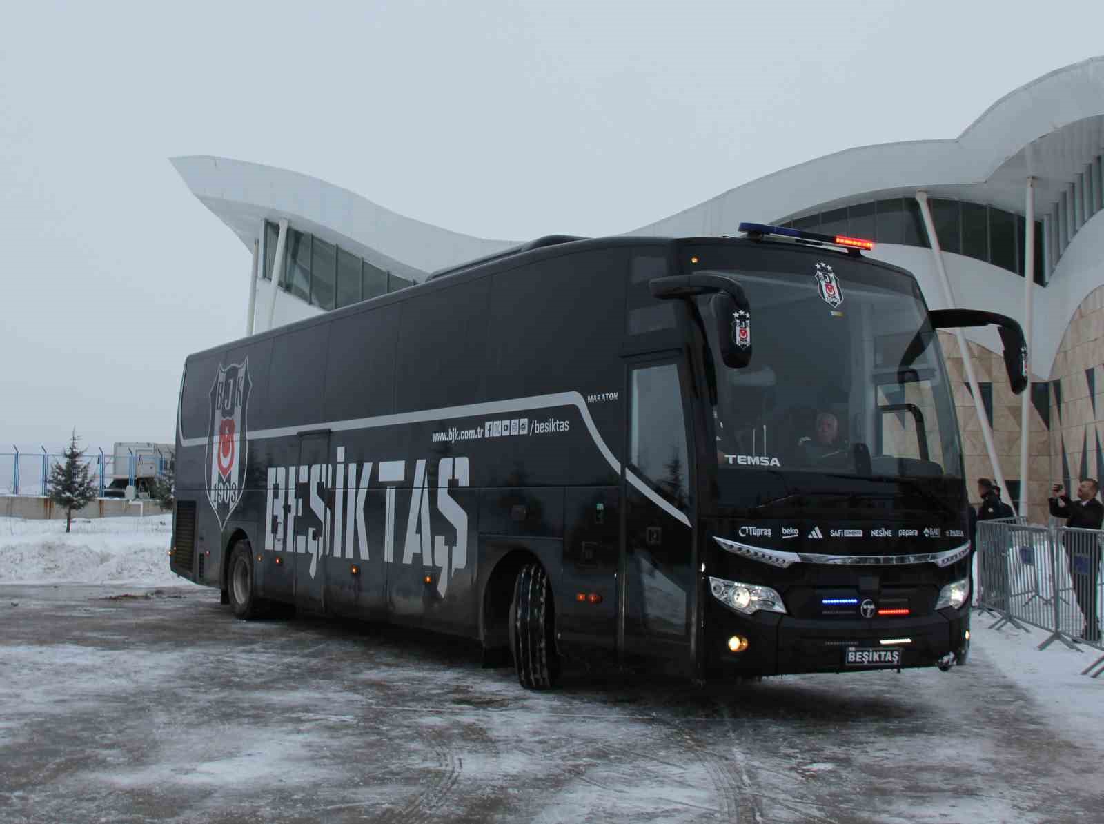 Beşiktaş’a dondurucu soğukta çiçekli karşılama