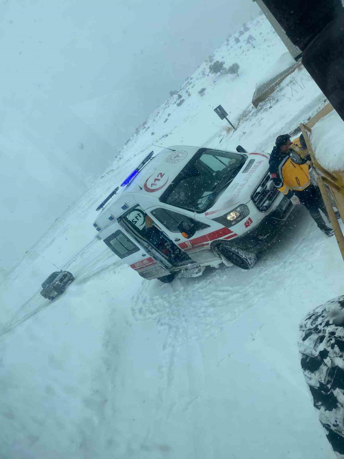 Ekipler ambulansın yolunu açtı, hasta hastaneye yetiştirildi
