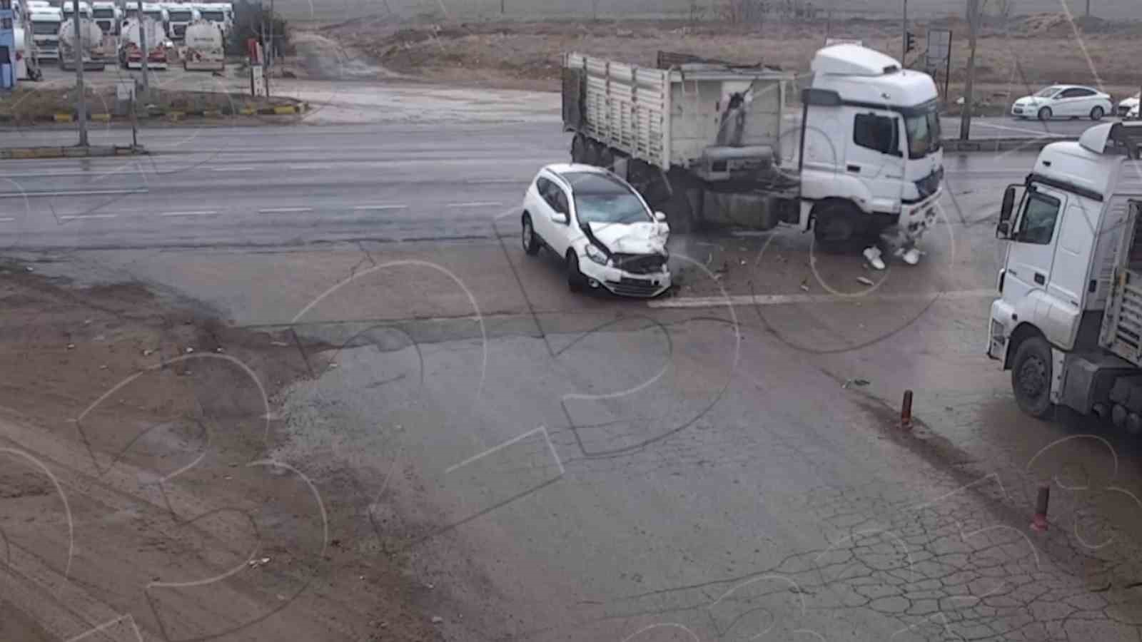 Aşırı sürat ve dikkatsizlik kazalara neden oldu: O anlar güvenlik kamerasında