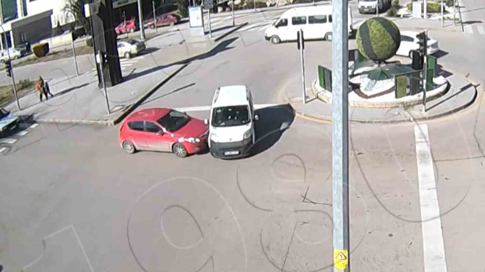 Aşırı s&uuml;rat ve dikkatsizlik kazalara neden oldu: O anlar g&uuml;venlik kamerasında
