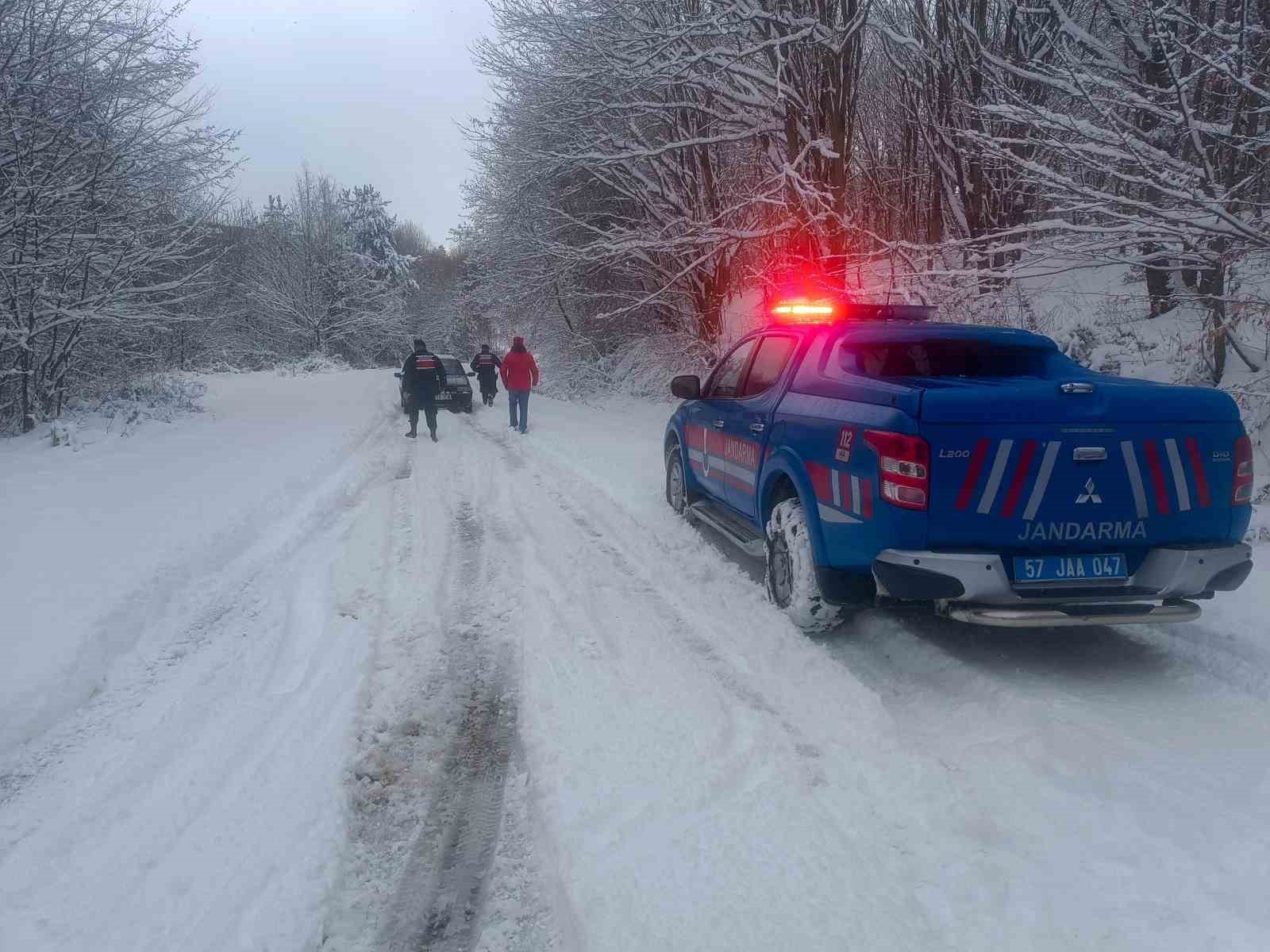 Sinop’ta kar nedeniyle yolda mahsur kalan vatandaşlar kurtarıldı