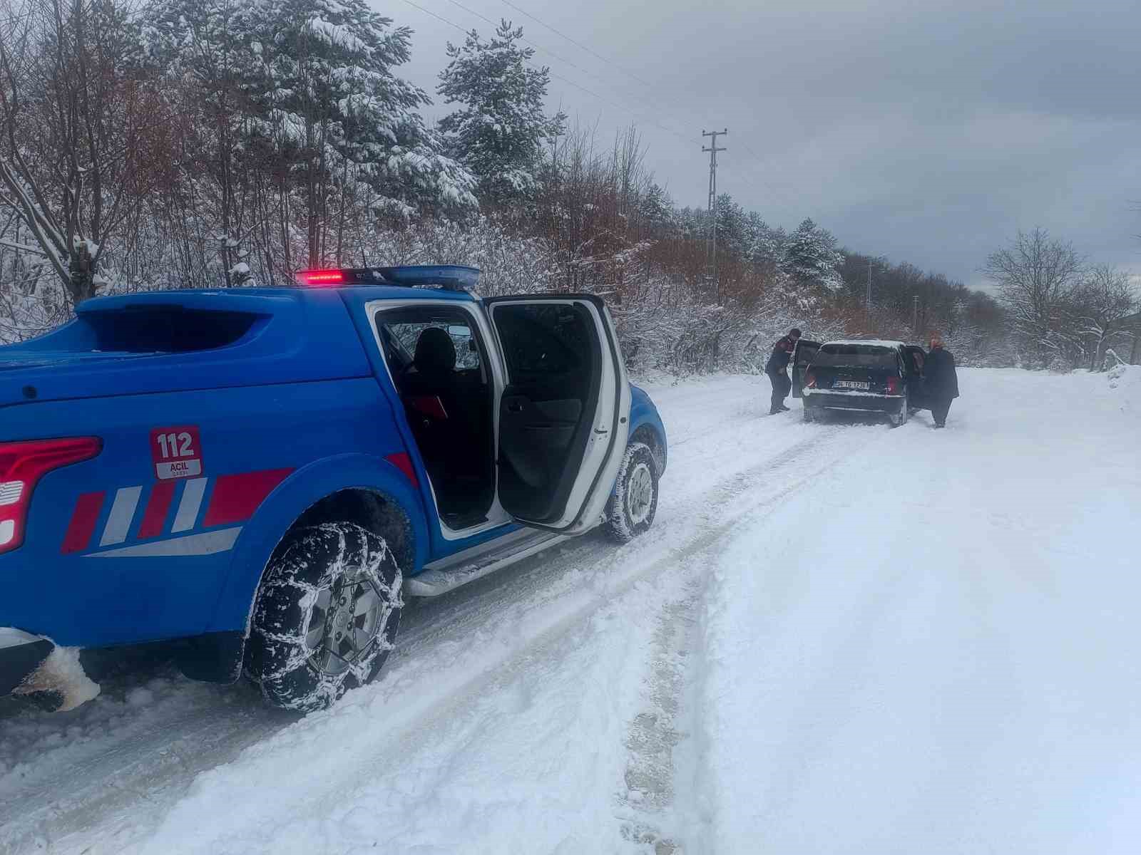 Sinop’ta kar nedeniyle yolda mahsur kalan vatandaşlar kurtarıldı
